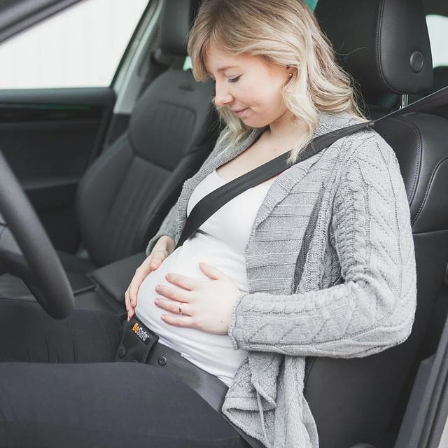 La catastrophe des « ceintures de grossesse » pour les femmes enceintes au  volant : « Les contraintes subies par le bébé sont augmentées » (vidéo)