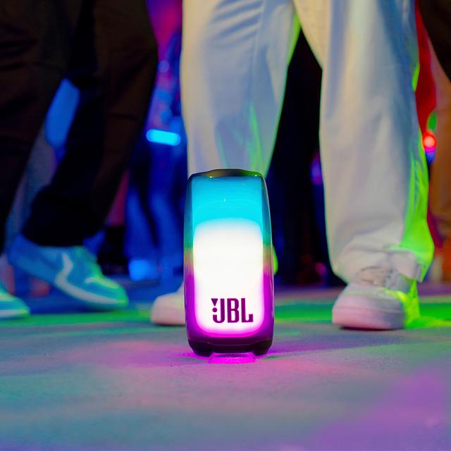 L'enceinte portable JBL Pulse 5 avec éclairage vibrant à 360° arrive - News