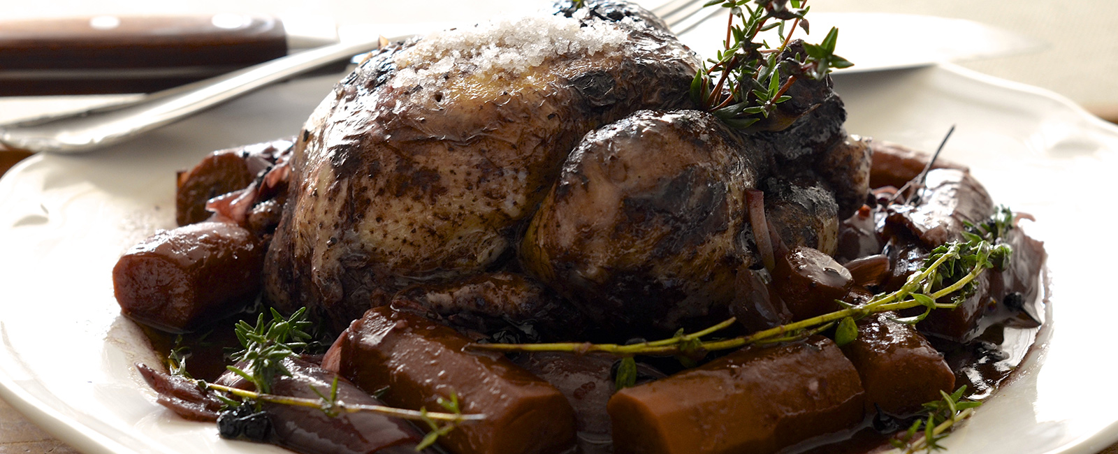 Recette De Coquelet En Sauce Vin Rouge Coquelet au vin rouge et poivre à queue - Qblog