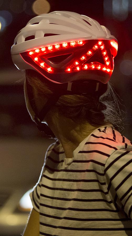 Casque de Vélo Lumineux avec Clignotants et Feu Stop